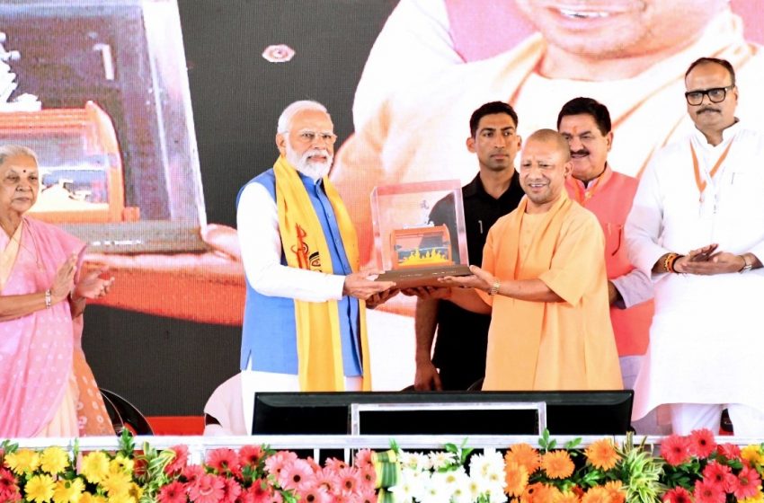  वाराणसी में मुख्यमंत्री योगी आदित्यनाथ ने कांग्रेस और राहुल गांधी पर साधा जमकर निशाना