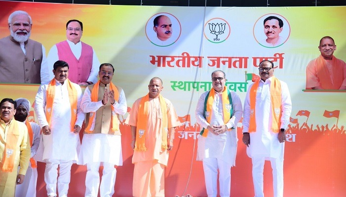  लखनऊ में भाजपा प्रदेश मुख्यालय में आयोजित कार्यक्रम में भी सीएम योगी ने लिया हिस्सा