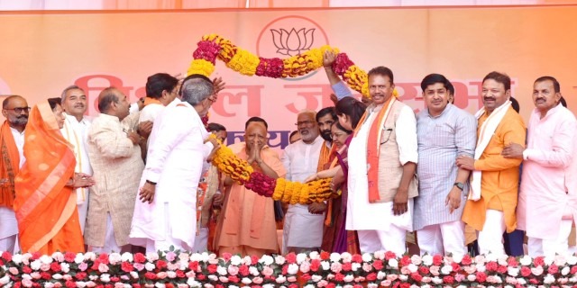  गरीब-शरीफ को छेड़ना नहीं, माफिया को छोड़ना नहीं: सीएम याेगी