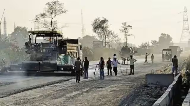  योगी सरकार ने साढ़े छह साल में 5 हजार किमी सड़क का बिछाया जाल