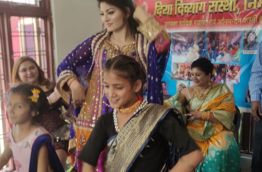  मतदान के लिए कोटद्वार पहुँची बॉलीवुड अभिनेत्री उर्वशी रौतेला