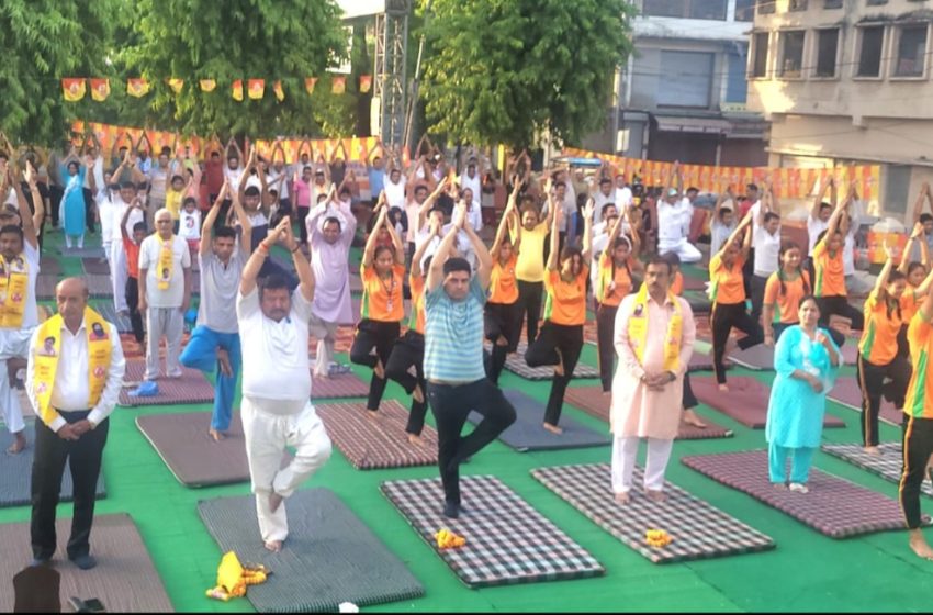  कोटद्वार में धूमधाम से मनाया गया अंतर्राष्ट्रीय योग दिवस 
