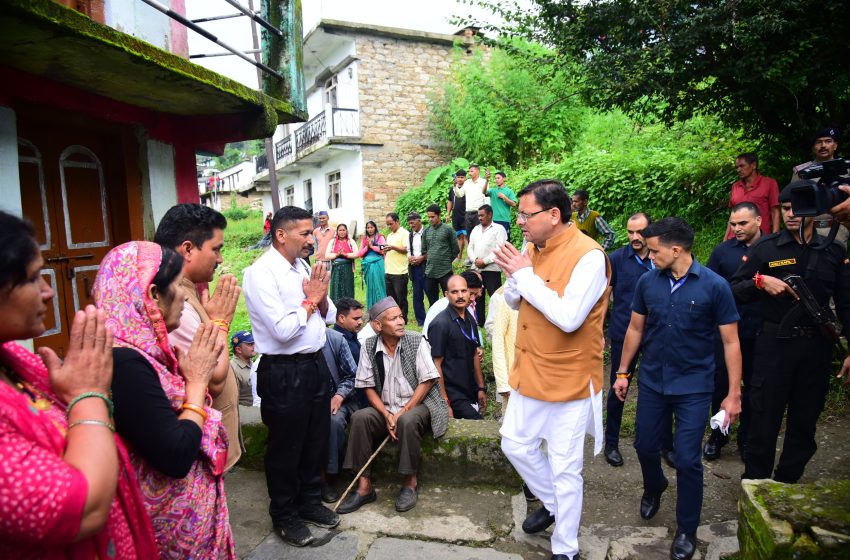  गैरसैंण के सारकोट गांव में शहीद के घर पहुँचे मुख्यमंत्री