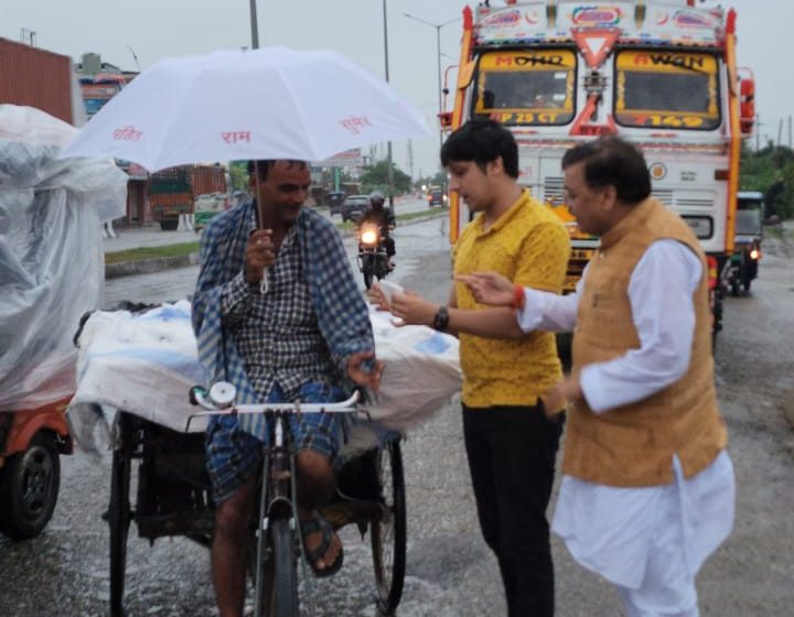  बरसात में सेवा भाव: पंडित राम सुमेर शुक्ला मेमोरियल फाउंडेशन ट्रस्ट ने ट्रैफिक पुलिस और जरूरतमंदों को किया छाता वितरण