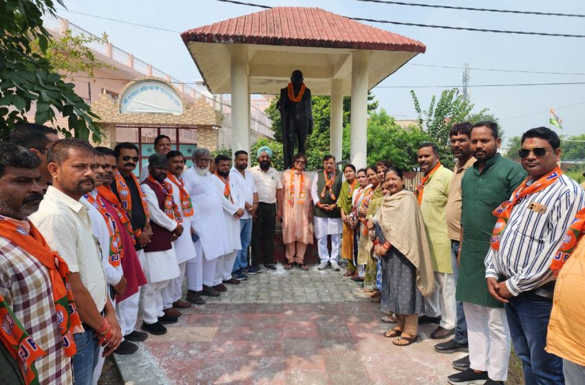  राष्ट्रपिता महात्मा गांधी को माल्यार्पण कर श्रद्धांजलि अर्पित की राजेश शुक्ला ने