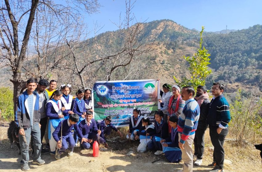  जलवायु परिवर्तन के प्रभाव को कम करने के लिए, किसानों और विद्यालयों में फलदार पौधे का वितरण किया गया 