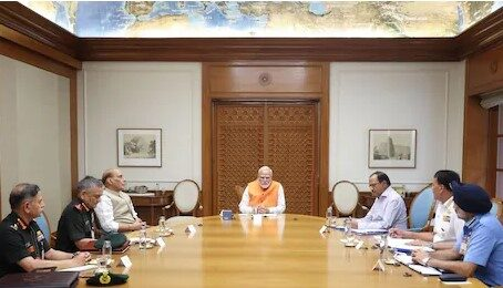  प्रधानमंत्री नरेंद्र मोदी की उच्च स्तरीय बैठक, आतंकवाद पर ‘करारा प्रहार’ करने की सेना को खुली छूट