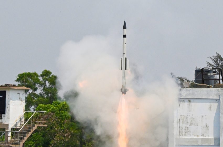 रक्षा अनुसंधान एवं विकास संगठन और भारतीय नौसेना ने स्वदेशी रूप से विकसित वर्टिकल-लॉन्च्ड शॉर्ट-रेंज सरफेस-टू-एयर मिसाइल का सफलतापूर्वक परीक्षण किया
