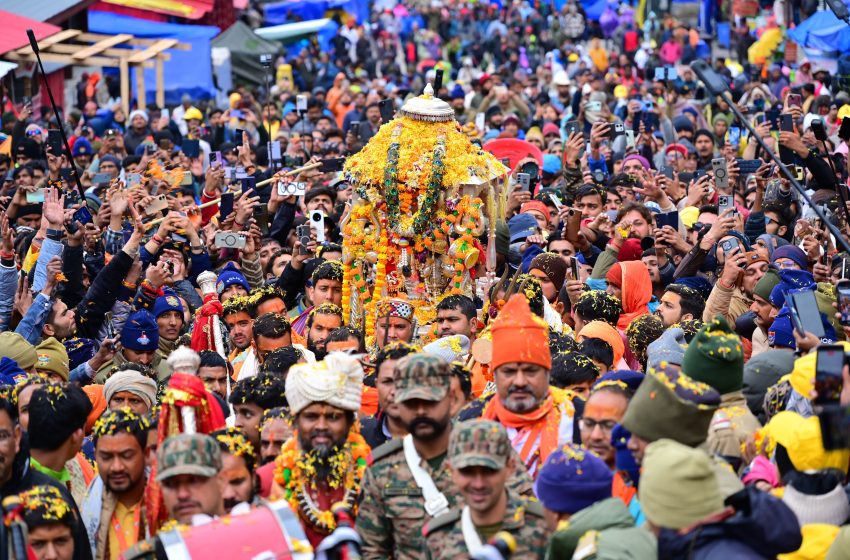  जय बाबा केदार” से गूंज उठी घाटी: पंचमुखी डोली के स्वागत में उमड़े श्रद्धालु, व्यवस्थाओं से अभिभूत दिखे तीर्थयात्री
