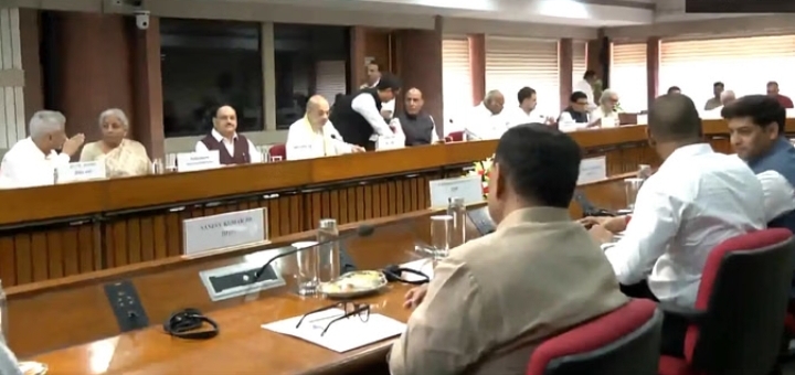  रक्षामंत्री की अध्यक्षता में सर्वदलीय बैठक, विपक्ष के नेताओं को दी भविष्य की तैयारियों की जानकारी