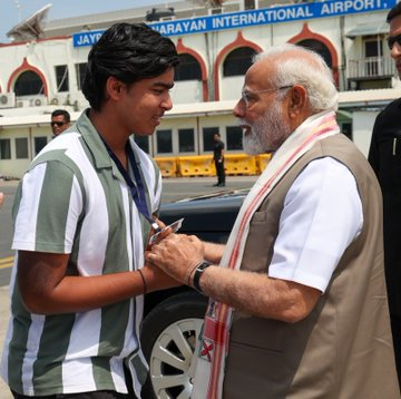  क्रिकेटर वैभव सूर्यवंशी ने पीएम नरेंद्र मोदी के पैर छूकर लिया आशीर्वाद