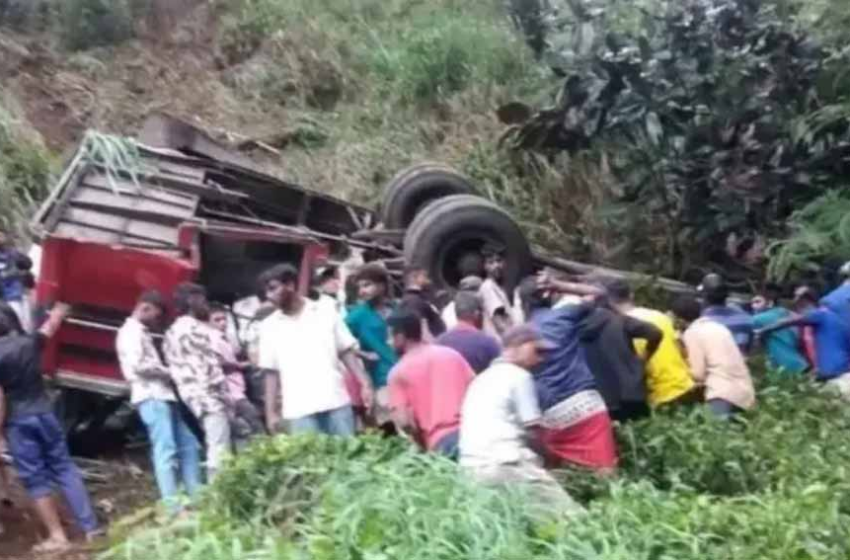  श्रीलंका में चट्टान से फिसलकर बस खाई में गिरी, 21 की मौत, 20 से अधिक गंभीर