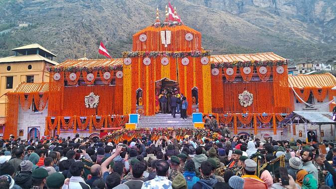  बदरीनाथ धाम के कपाट खुले, श्रद्धालुओं पर हेलीकॉप्टर से पुष्पवर्षा