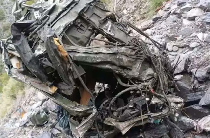  जम्मू-कश्मीर के रामबन में सेना की गाड़ी गहरी खाई में गिरने से तीन जवानों की मौत