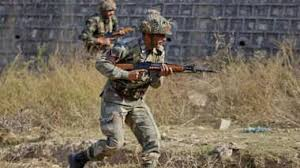  जम्मू कश्मीर के त्राल में सुरक्षाबलों और आतंकियों के बीच मुठभेड़ जारी, एक आतंकी मार गिराया