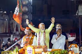  प्रधानमंत्री नरेंद्र मोदी के रोड शो में उमड़ी लोगों की भीड़, स्वागत में लगे नारे