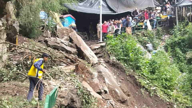  यमुनोत्री धाम में भूस्खलन में दो लोगों की मौत, कई के दबे होने की सूचना