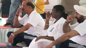  देश से विदेश तक योग की धूम, राष्ट्रपति ने देहरादून में और रक्षामंत्री ने उधमपुर में किया योगाभ्यास