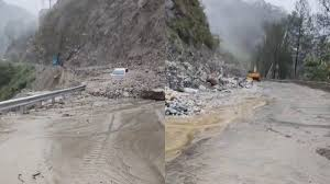  भीषण बारिश के बीच चारधाम यात्रा 24 घंटे के लिए स्थगित, यमुनोत्री हाईवे बंद, सैकड़ों श्रद्धालु फंसे