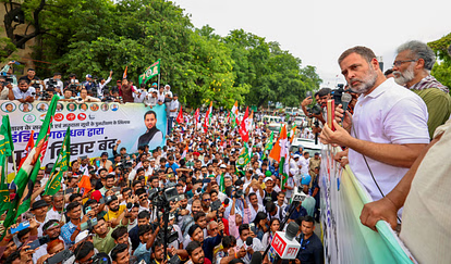  बिहार पहुंचे राहुल गांधी ने मोदी सरकार और चुनाव आयोग पर हमला बोला