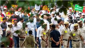  पुलिस ने रोका विपक्षी दलों का विरोध मार्च, हिरासत में लिए गए राहुल और प्रियंका गांधी