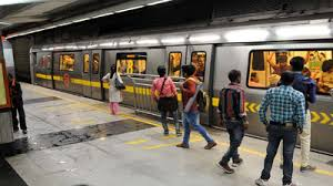  दिल्ली मेट्रो की येलो लाइन सेवाएं प्रभावित, स्टेशनों पर यात्रियों की भीड़