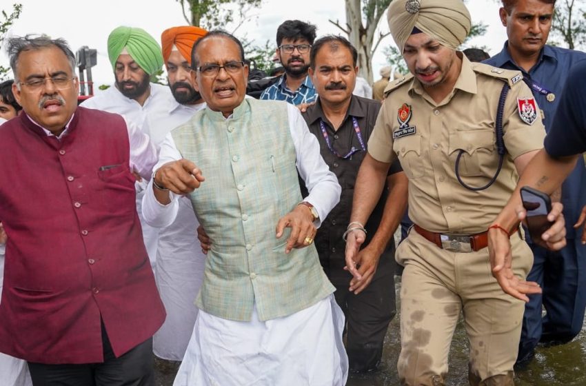  केंद्रीय कृषि मंत्री शिवराज सिंह चौहान ने पंजाब के बाढ़ प्रभावित क्षेत्रों का किया दौरा, किसानों को हरसंभव मदद का भरोसा