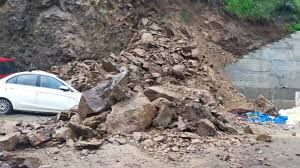  हिमाचल में भूस्खलन से अलग-अलग स्थानों पर 11 लोगों की माैत, धर्मपुर बस स्टैंड डूबा, 653 सड़कें बंद