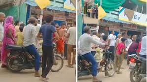  धर्मांतरण के आरोपी के कपड़े फाड़े, भीड़ ने बाजार में घुमाया