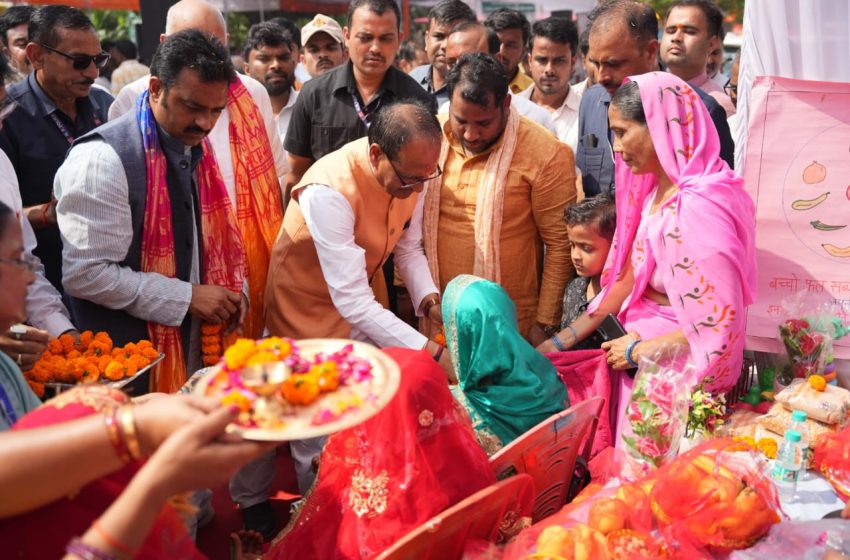  केंद्रीय मंत्री शिवराज सिंह चौहान ने गोरखपुर के ग्राम डुमरीखुर्द में लगाई ‘ग्राम चौपाल’, किसानों से खेती के साथ पशुपालन और मत्स्यपालन अपनाने का किया आह्वान