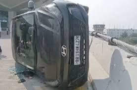  पटना एयरपोर्ट रोड पर पलटी तेज रफ्तार कार, CISF के जवानों ने सुरक्षित निकाले कार सवार