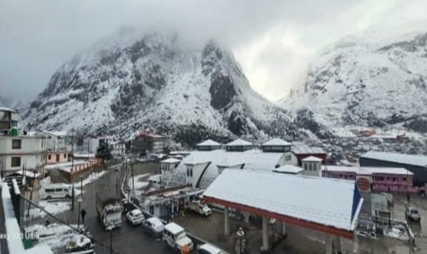  बदरीनाथ धाम में बर्फबारी से गिरा तापमान, चारों तरफ बिछी सफेद चादर