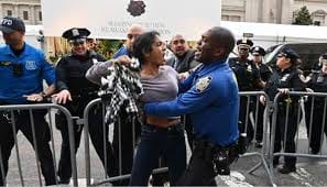  अमेरिका के न्यूयॉर्क पुलिस से भिड़े प्रदर्शनकारी, कई गिरफ्तार