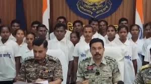  दंतेवाड़ा में 65 लाख रुपये के इनामी 37 नक्सलियों ने किया सरेंडर