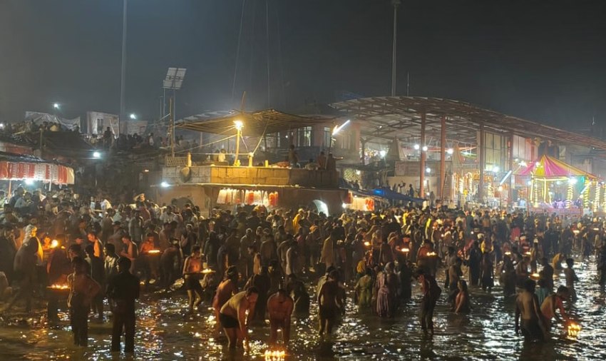  कार्तिक पूर्णिमा गंगा घाटों पर उमड़ा आस्था का सैलाब