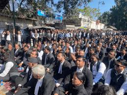  कचहरी और अदालत का काम बंद कर देहरादून की सड़कों पर उतरे वकीलों ने की ये मांग