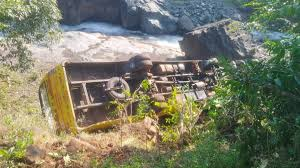  महाराष्ट्र के नंदुरबार में सड़क हादसे के दौरान खाई में गिरी स्कूल बस; 2 बच्चों की मौत; दर्जनों घायल