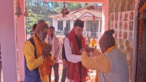  गांव पहुंचे सीएम पुष्कर सिंह धामी पर महिलाओं ने पुष्प वर्षा कर किया स्वागत