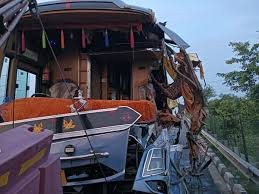  आगरा-लखनऊ एक्सप्रेसवे पर बस पलटने से  तीन यात्रियों की मौत, दर्जनों घायल