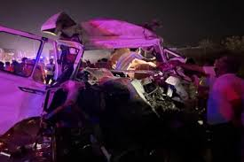  भीषण सड़क हादसे में 15 लोगों की मौत