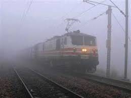  कोहरे से ट्रेन और विमानों पर असर, उड़ानें रद्द; देरी से पहुंची ट्रेनें