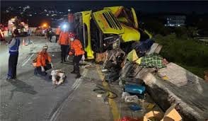  इंडोनेशिया में सड़क हादसे में 15 की मौत 19 घायल