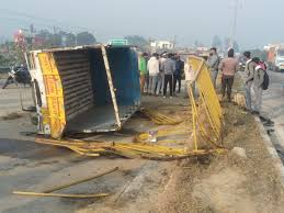  बिजनौर में कंटेनर ने बाइक व पिकअप को रौंदा, तीन की मौत