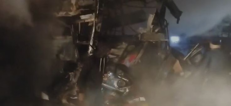  यमुना एक्सप्रेस वे पर तेज धमाके के साथ जली बसें और कारें, जिंदा जले पांच लोग, 