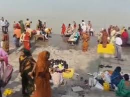  सरयू में उमड़ी श्रद्धालुओं की भीड़, अयोध्या धाम पर सुरक्षा अभेद