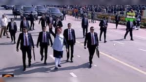  गणतंत्र दिवस परेड के बाद लोगों के बीच पीएम मोदी, किया अभिवादन
