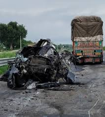  दिल्ली-मुंबई एक्सप्रेसवे पर ट्रक और कार की जोरदार भिड़ंत, नोएडा के 4 लोगों की मौत