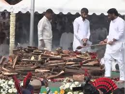  उपमुख्यमंत्री अजित पवार को बेटों ने दी मुखाग्नि, पंचतत्व में हुए विलीन