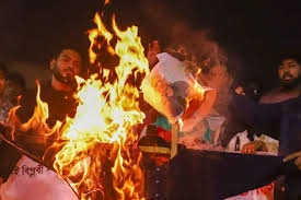  BREAKING : बांग्लादेश में हिंदू युवक को पेट्रोल डालकर जिंदा जलाया