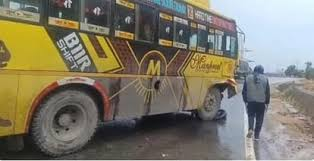  उधमपुर में जम्मू-श्रीनगर हाईवे पर तेज रफ्तार बस ने बाइक को टक्कर मारी, चार की मौत